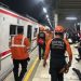Tim SAR Sisir Gerbong Rusak, Pastikan Tak Ada Korban Tertinggal di Bekasi Timur.
